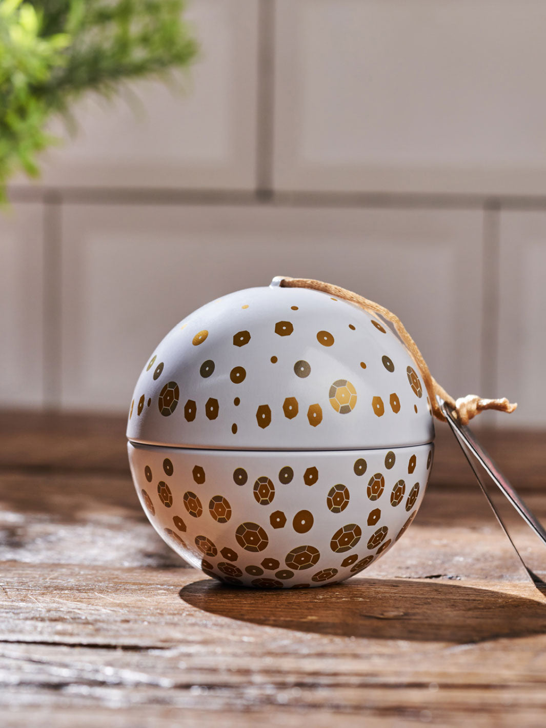 Packaging shaped like a festive tree ornament with beautiful gold details. 